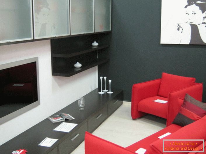 Klassische Möbel für den ursprünglichen Wohnzimmer-lakonischen Formen der Polstermöbel (modische rote Farbe) und Hängeschränke mit Milchglas. 
