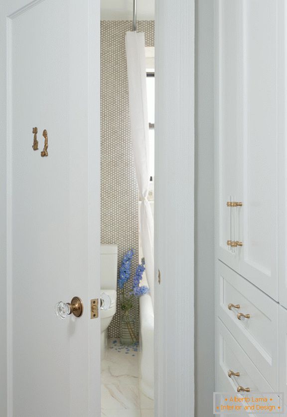 Weiße Tür zum Badezimmer mit einem Marmorboden
