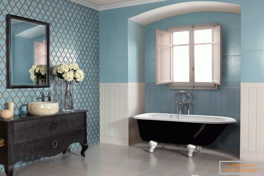 Badezimmer in blauer Fliese