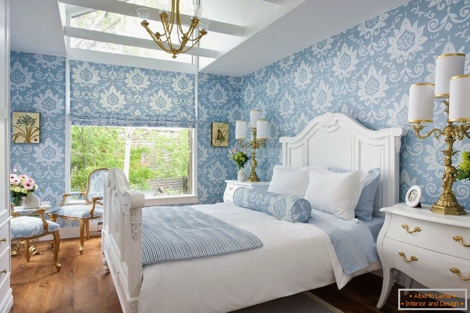Helles Schlafzimmer mit Vorhängen und blauen Wänden