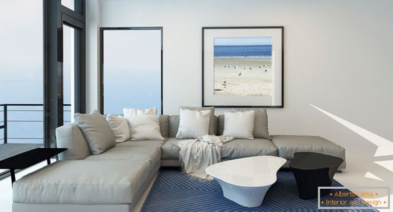 Modernes Wohnzimmer am Wasser mit einem hellen, luftigen Lounge-Interieur mit einer komfortablen modernen gepolsterten grauen Suite, Kunst an der Wand und einem großen Panoramafenster entlang einer Wand mit Blick auf den Ozean