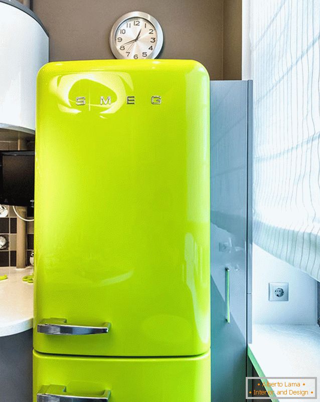 Moderner hellgrüner Kühlschrank