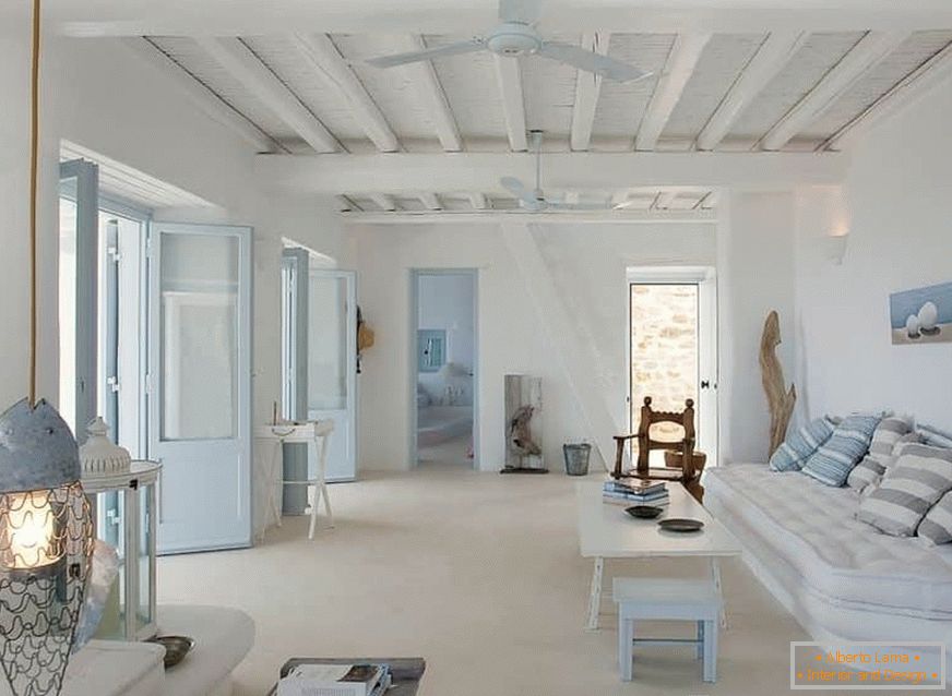 Wohnzimmer im griechischen Stil mit Balkendecke