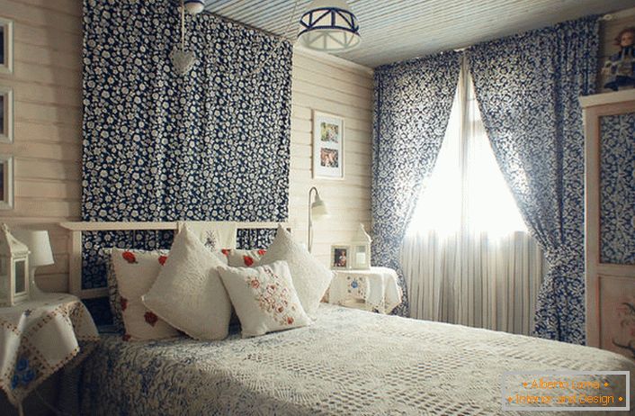 Helles, gemütliches Zimmer im ländlichen Stil in einem kleinen Haus im Süden Spaniens. Designeridee wird für das Schlafzimmer eines jungen Mädchens verwirklicht.