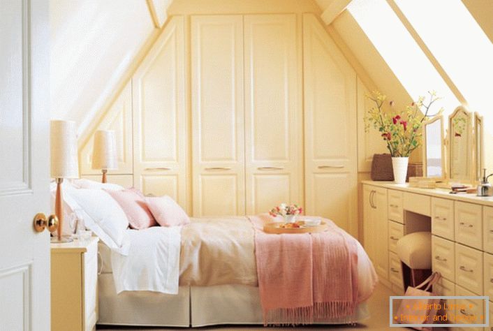 Das Schlafzimmer im rustikalen Stil ist in sanften Rosa- und Beigetönen gehalten.