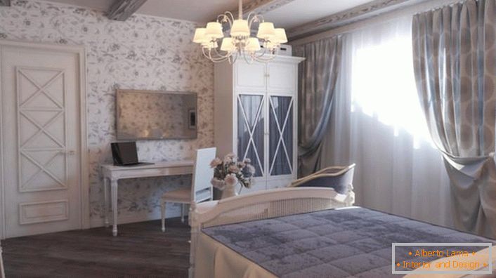 Familienzimmer im rustikalen Stil. Das gedämpfte Licht bringt Romantik und Wärme in den Raum.