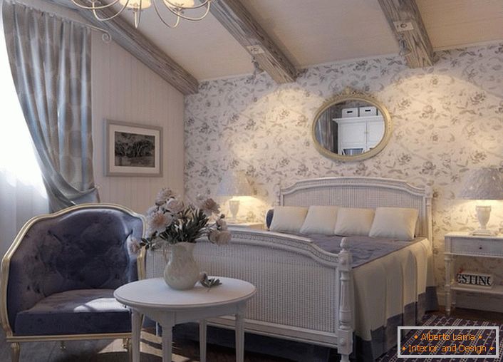 Die Schlafzimmermöbel im rustikalen Stil sind harmonisch gewählt. Die Kronleuchter und Nachttischlampen mit klassischen Farbtönen sind bemerkenswert.