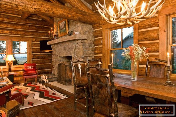 Ein stilvolles Design eines Jagdhauses im rustikalen Stil schafft eine Atmosphäre von Wohnkomfort.