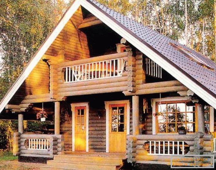 Dorfhaus nicht weit von Wolgograd. Der russische Wald und das ungewöhnliche Äußere des Gebäudes vermitteln ein Gefühl von Märchen und Magie.