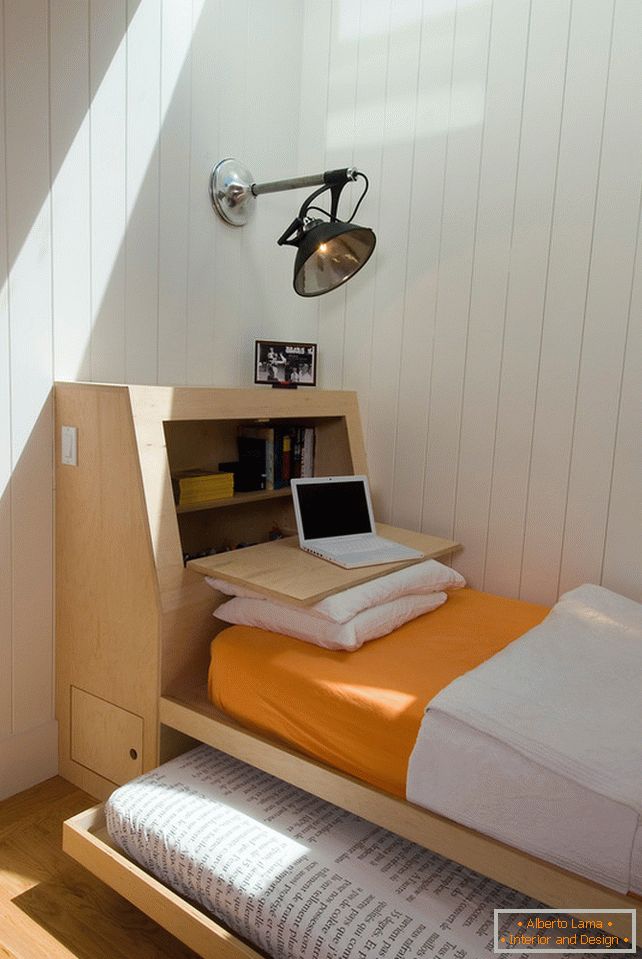 Bett im Inneren eines kleinen Schlafzimmers