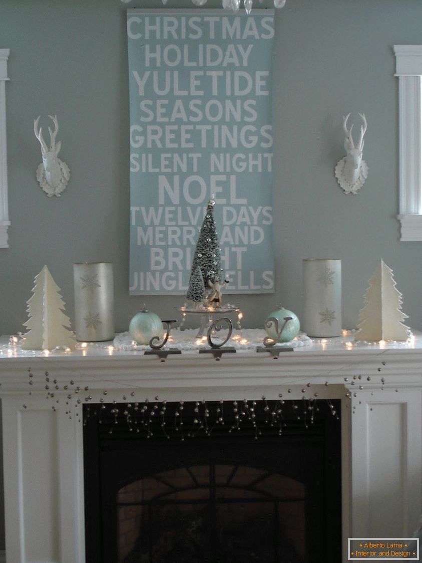 Weiße und blaue Farben im Design des Wohnzimmers für das neue Jahr