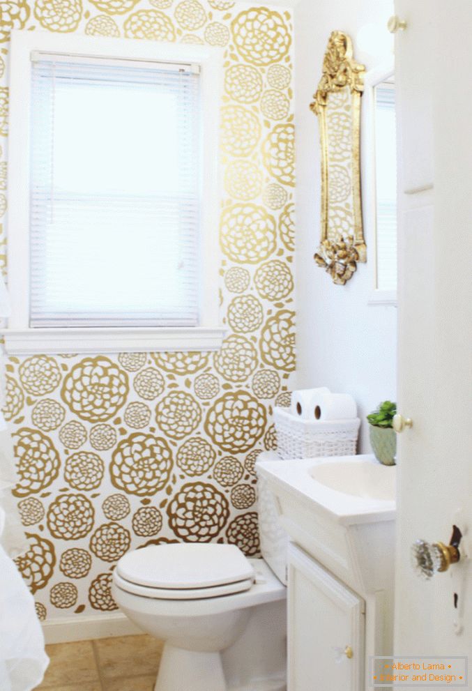 Goldene Elemente im Design des Badezimmers