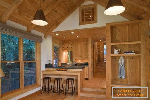 Der Innenraum des Holzhauses vom Bauholz innerhalb - das Foto der Küche des Wohnzimmers