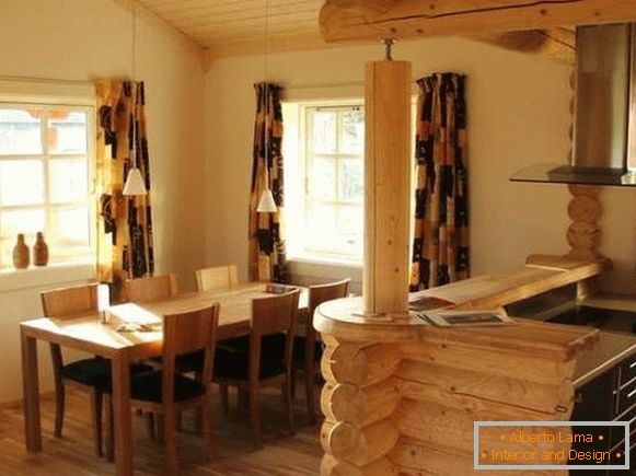 Küche mit einer Theke in einem privaten Holzhaus