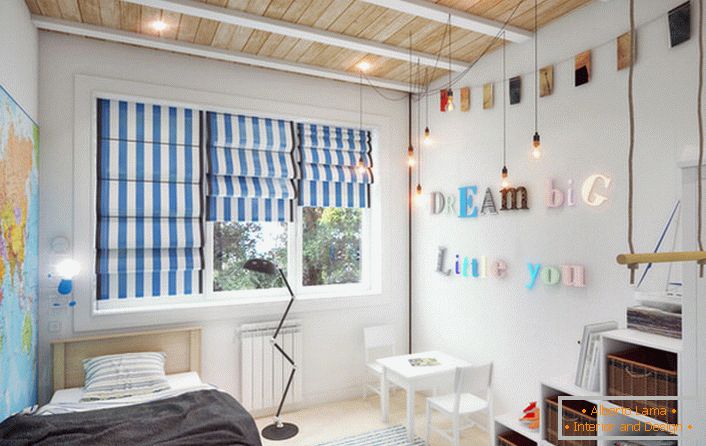 Eine ungewöhnliche Dekoration für den Loft-Stil ist eine Wand-zu-Wand-Karte. Kinderzimmer eines jungen Reisenden.