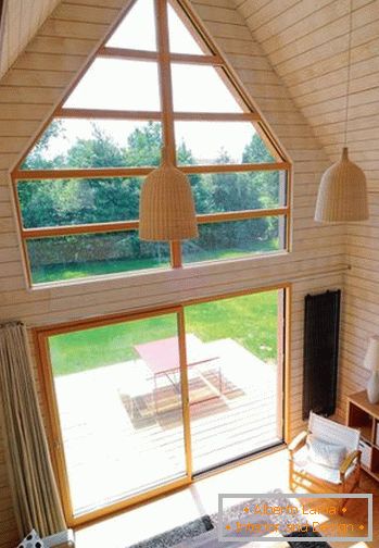 Glasfenster und Türen in einem kleinen Holzhaus