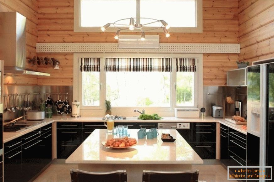 U-förmige Küche in einem Haus aus Holz
