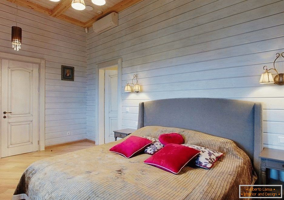 Schlafzimmer in einem Haus aus Holz