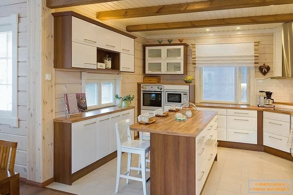 Küche in einem Haus aus Holz