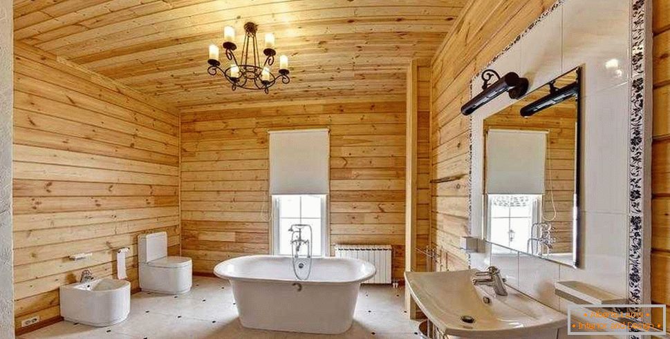 Badezimmer in einem Haus aus Holz