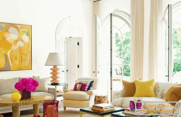 Gelb-rosa Innenraum des Wohnzimmers - Foto in der modernen Art