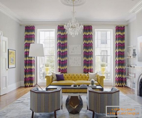 Gelb-graues Wohnzimmer in einer modernen Art auf dem Foto