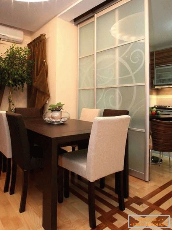 Glastrennwände zwischen der Küche und Esszimmer Wohnzimmer in einem privaten Haus