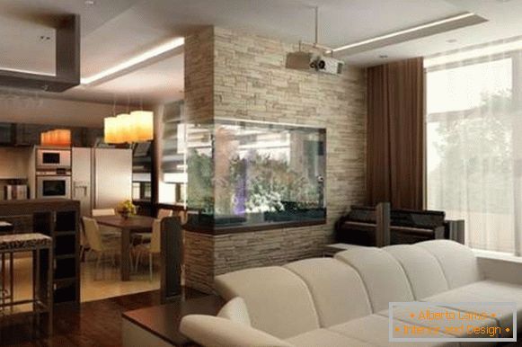 Das Innere der Wohnzimmerküche mit einer Aquariumunterteilung zwischen ihnen