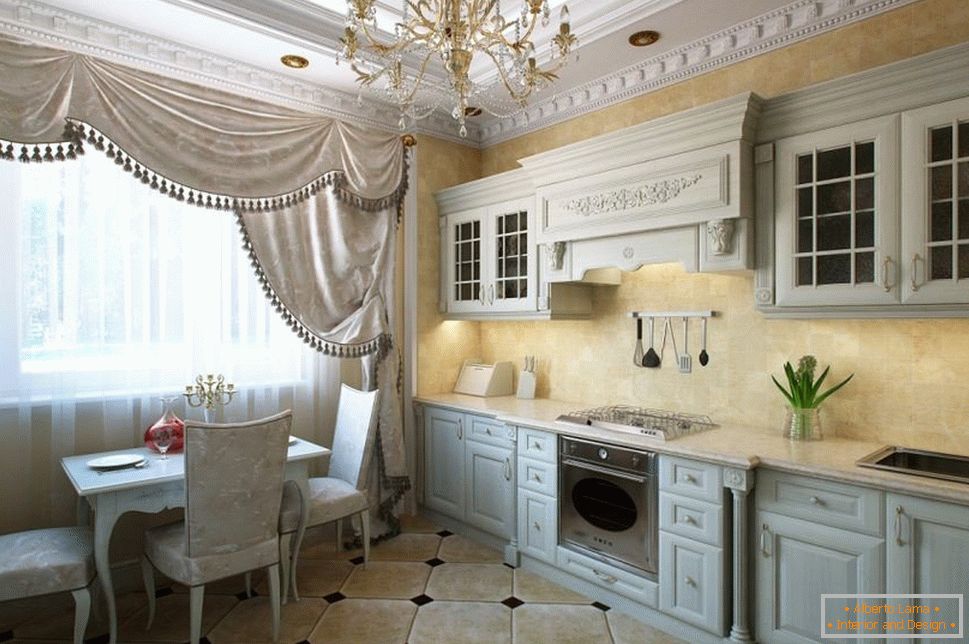 Küche im klassischen Stil mit Baguettes an der Decke