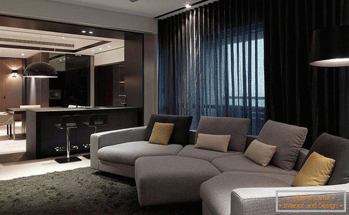 Die Decke und Wände des Raumes sind High-Tech-Monochrom, die Möbel sind notwendigerweise unter der Hauptfarbe des Raumes.