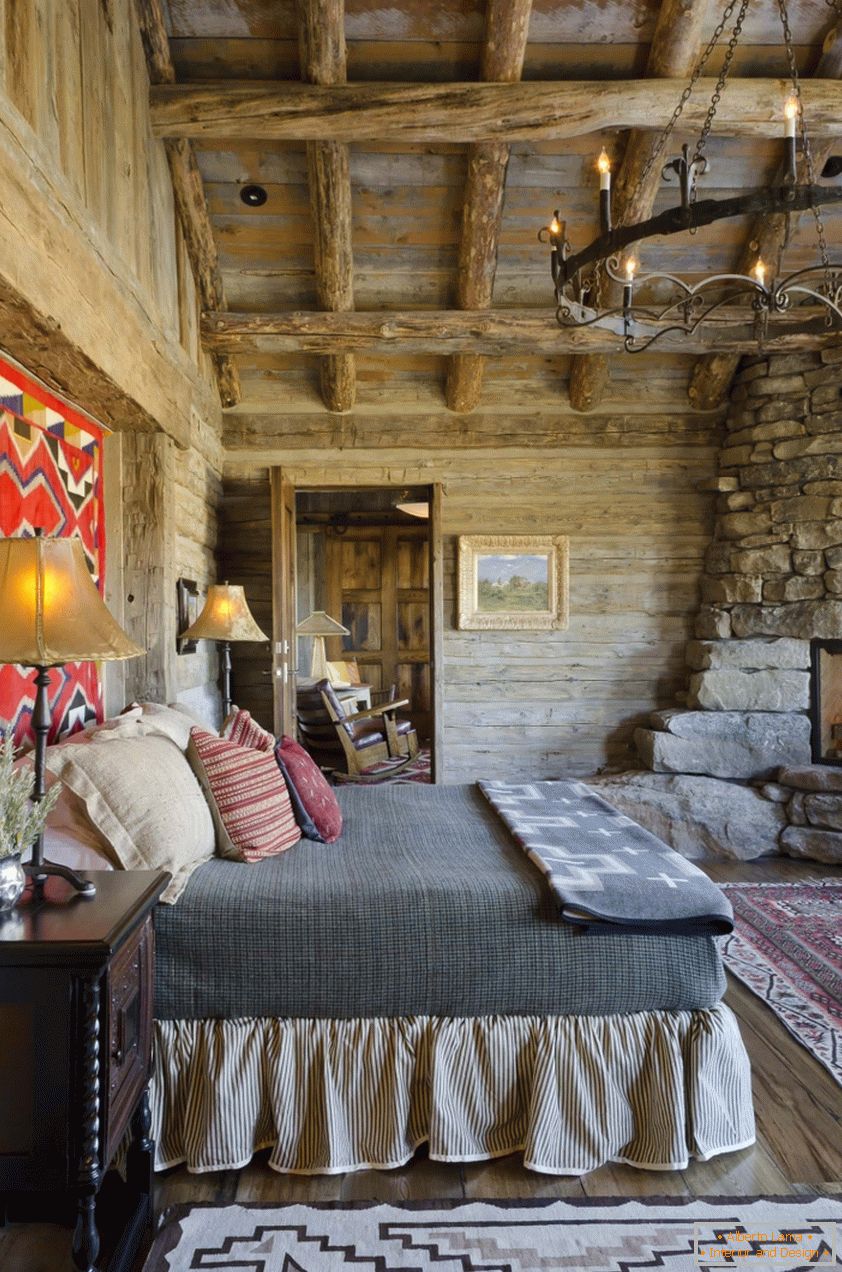 Innenarchitektur eines Schlafzimmers in einem Holzhaus mit einem Kamin