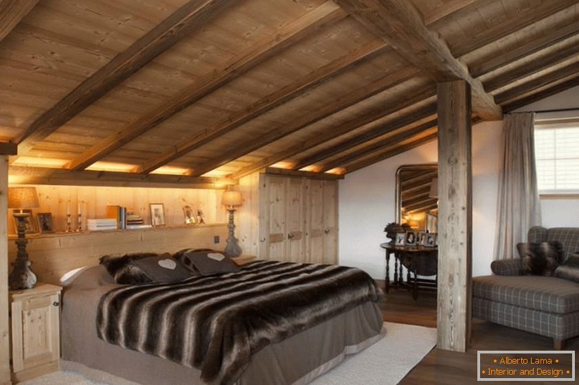 Schlafzimmer im Dachgeschoss, in einem Holzhaus
