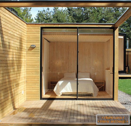 Schlafzimmer in einem hölzernen modularen Haus