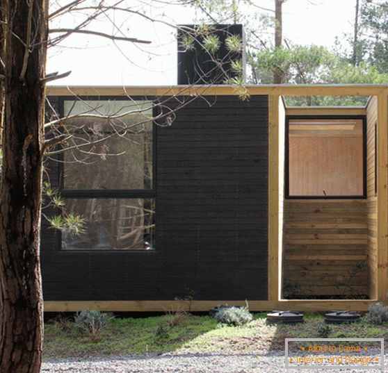 Hölzernes modulares Haus im Wald