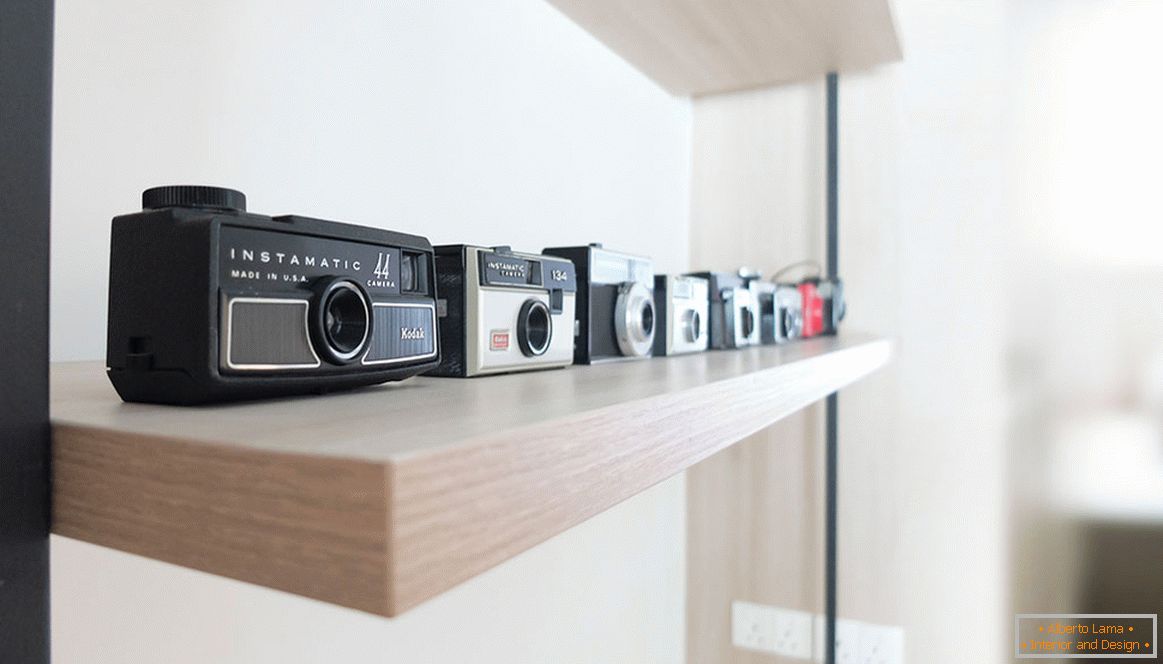 Eine Sammlung von Kameras im Regal