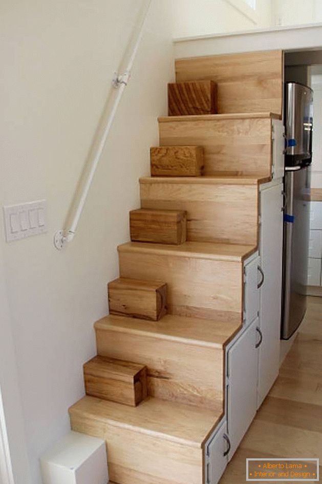 Holztreppe auf die zweite Ebene