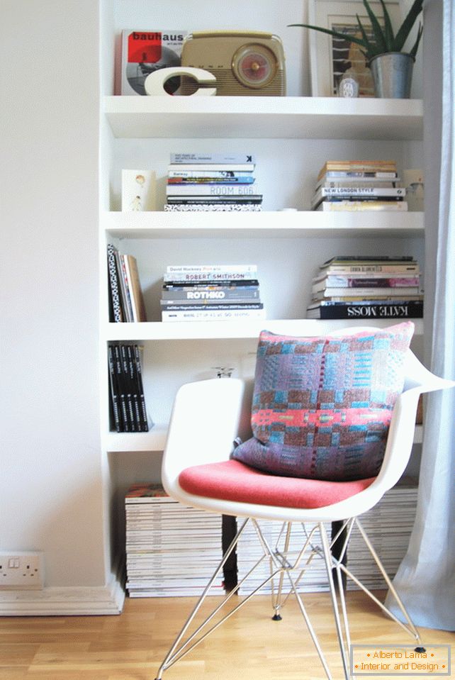 Ein kleines Bücherregal im Wohnzimmer