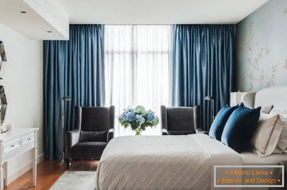Welche Vorhänge passen zur blauen Tapete - im Design des Schlafzimmers