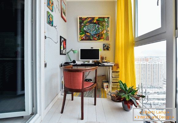 Ein gemütliches Zimmer in der Wohnung auf dem Balkon Foto