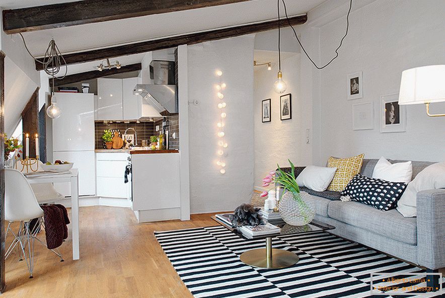 Küche und Wohnzimmer in einem gemütlichen Dachboden in einer schwedischen Stadt