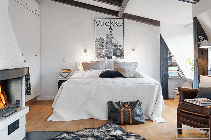Bett im Inneren eines gemütlichen Dachbodens in einer schwedischen Stadt