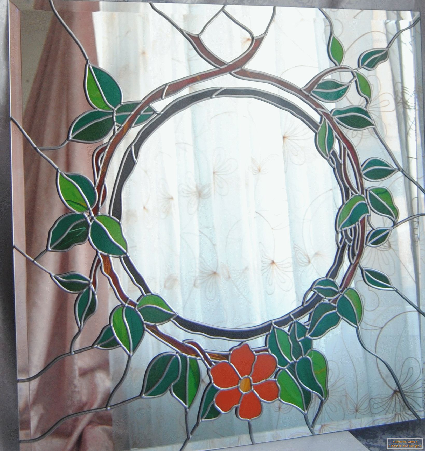 Blume und Blätter auf Glas