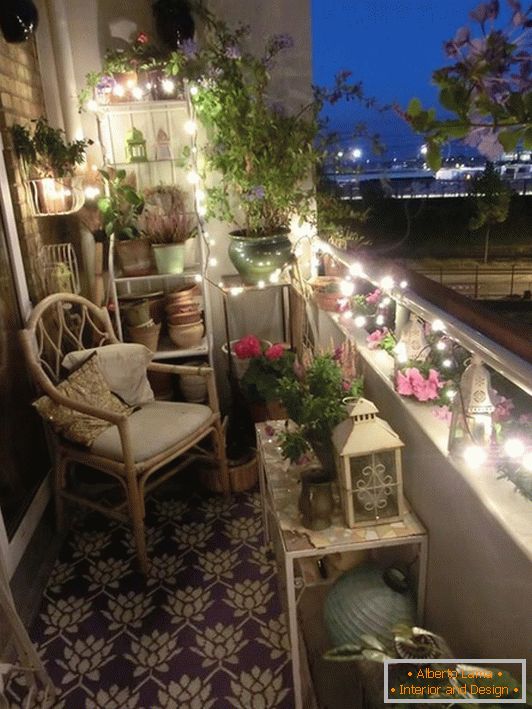 Kompakte Möbel auf dem Balkon