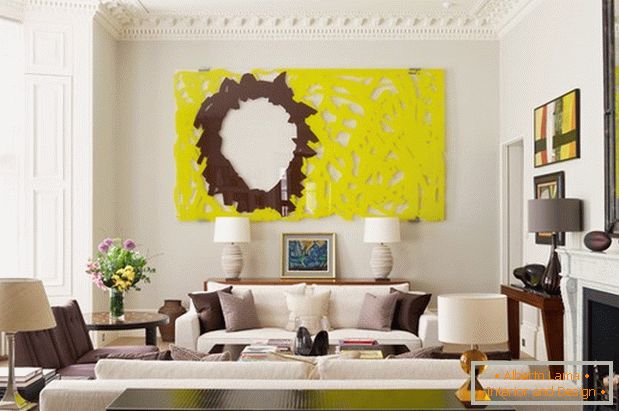 Helles Wohnzimmer mit Kamin und heller gelber Verkleidung