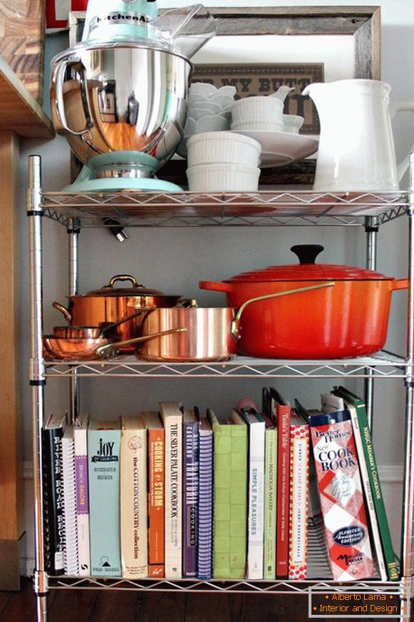 Ein Regal für Geschirr und Bücher in der Küche