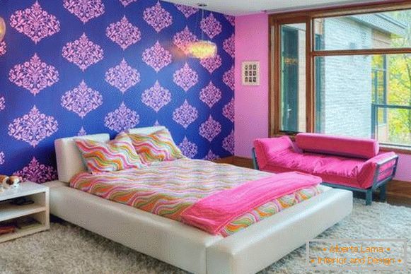 Das Design von kleben Wände mit verschiedenen Tapeten - ein Foto von einem Schlafzimmer