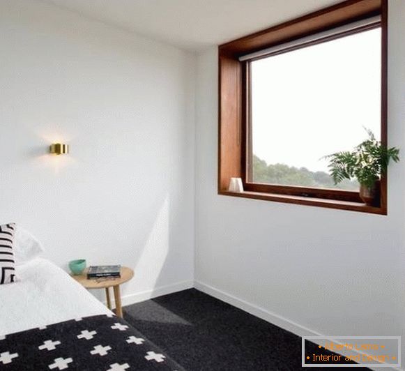 Design eines Fensters im Schlafzimmer - Foto eines hölzernen Fensters