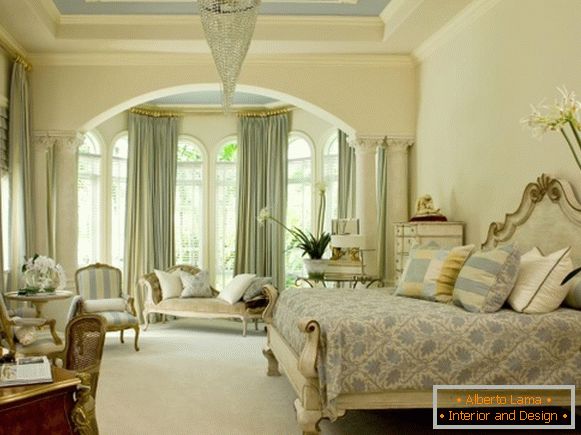 Hohe gewölbte Fenster - ein Foto eines Schlafzimmers in einem klassischen Stil