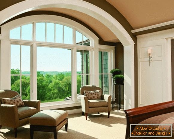 Große und breite Bogenfenster im Haus