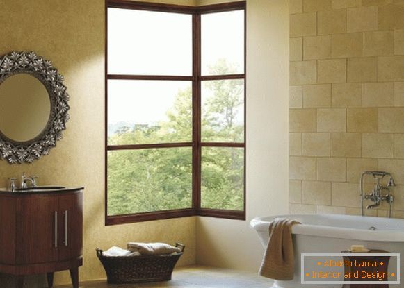 Bestes Fensterdesign - Foto eines Eckfensters im Badezimmer